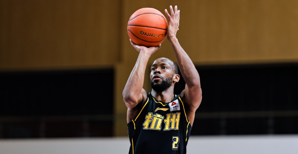 包含瓦伦西亚训练开放日；赛后迎来里程碑引欢呼；CBA季后赛在即；更衣室氛围转暖的词条